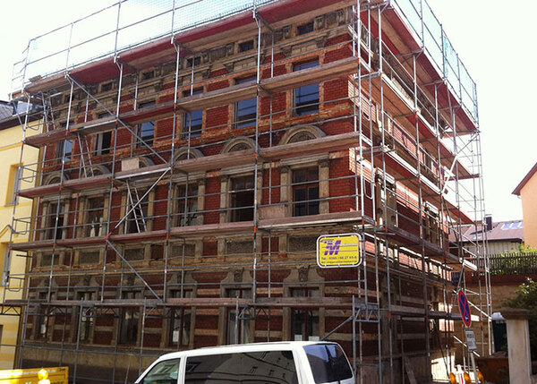 Historisches Gebäude mit Baugerüst zur Fassadensanierung und Renovierung in der Stadt.