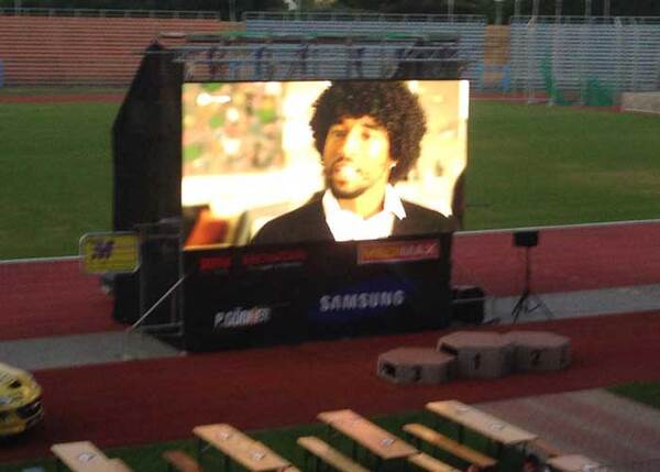 Große LED-Leinwand im Stadion zeigt Werbung während einer Outdoor-Veranstaltung.